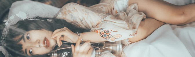 吃瓜群众们纷纷拿起手机,瞪大眼睛