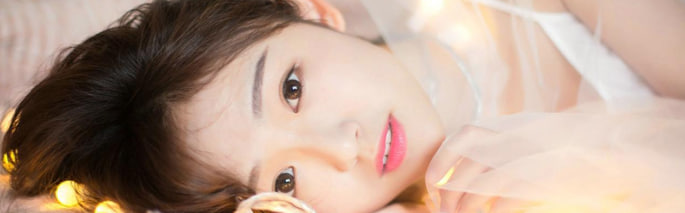 吃瓜群众们纷纷拿起手机,瞪大眼睛